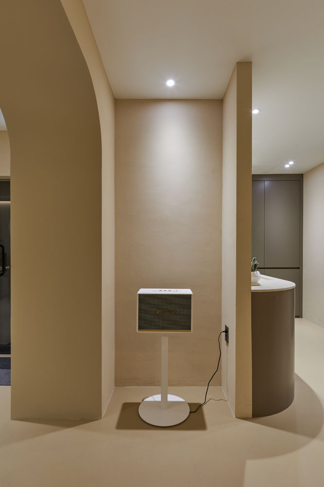 照明点缀的 20 坪现代美妆店-8