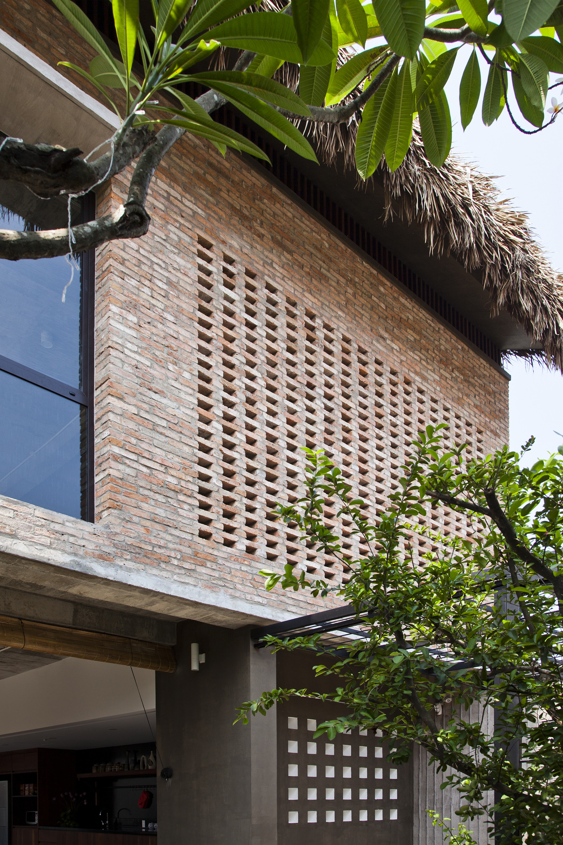 热带郊区住宅，融合东南亚传统风格与现代设计-18
