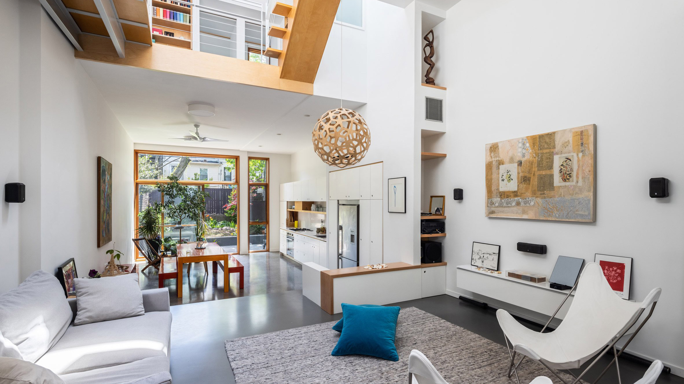 布鲁克林 17 年改造的悬浮联排别墅 | 创新空间与木钢结构桥梁-0