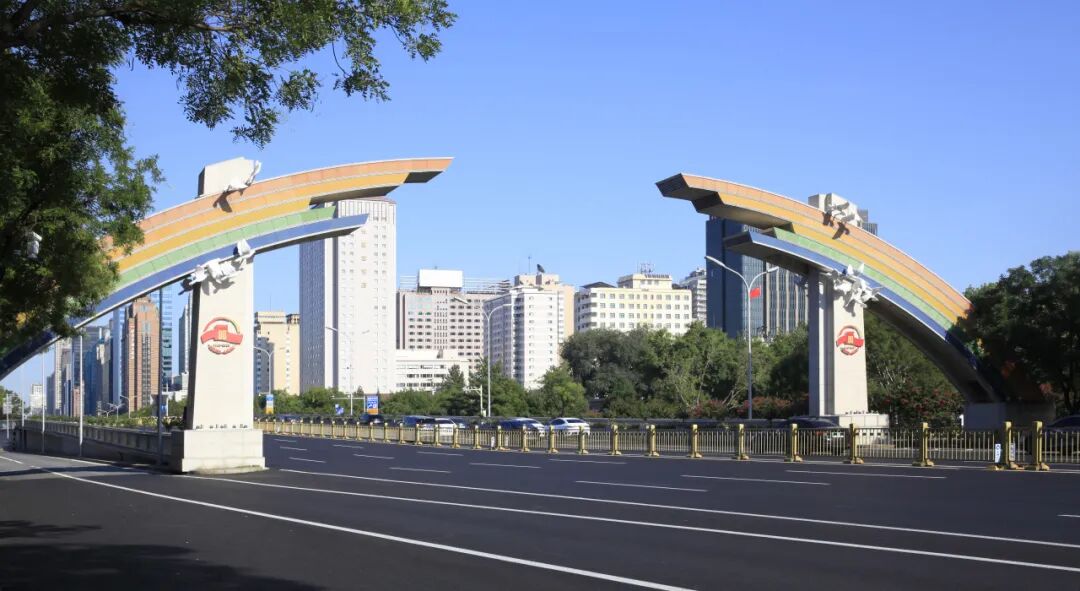 清华美院杜异教授团队完成抗战胜利80周年纪念活动长安街景观等设计任务，盛典氛围完美呈现-2