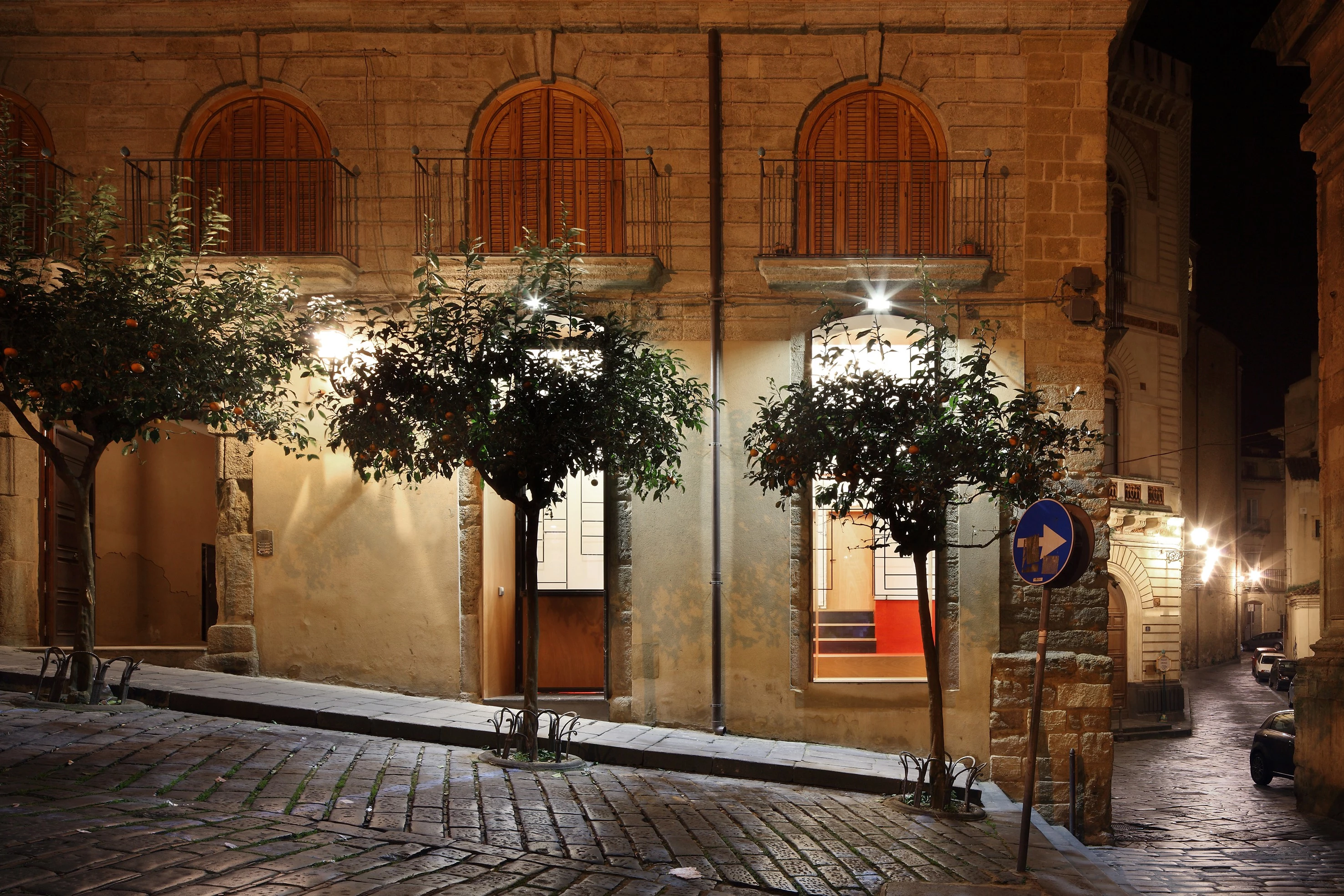 意大利 Caltagirone 百年建筑中的现代商铺设计-22