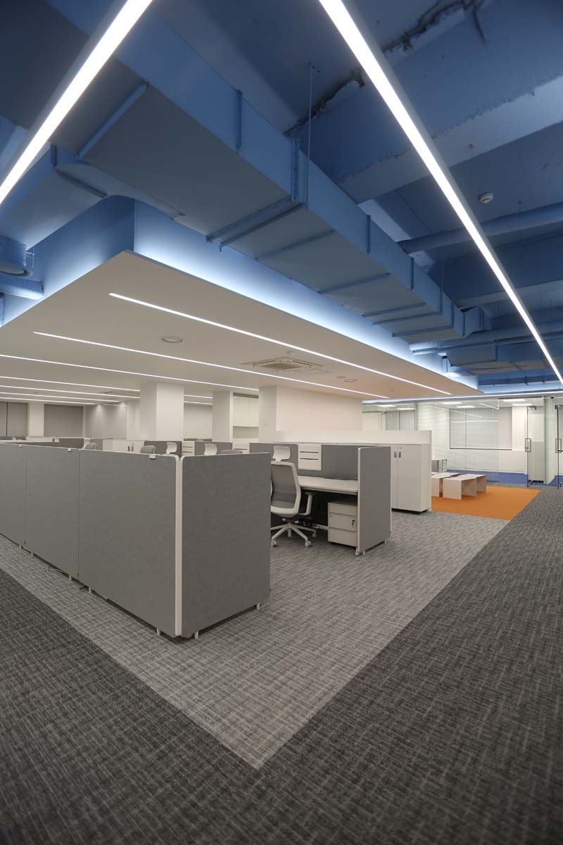 明亮灯光凸显的简约办公空间设计-2