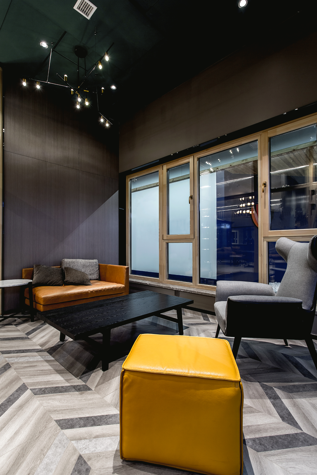 实景新作 / 商业空间 /400㎡系统门窗店，拒绝繁复堆砌的店面空间形式表现-35