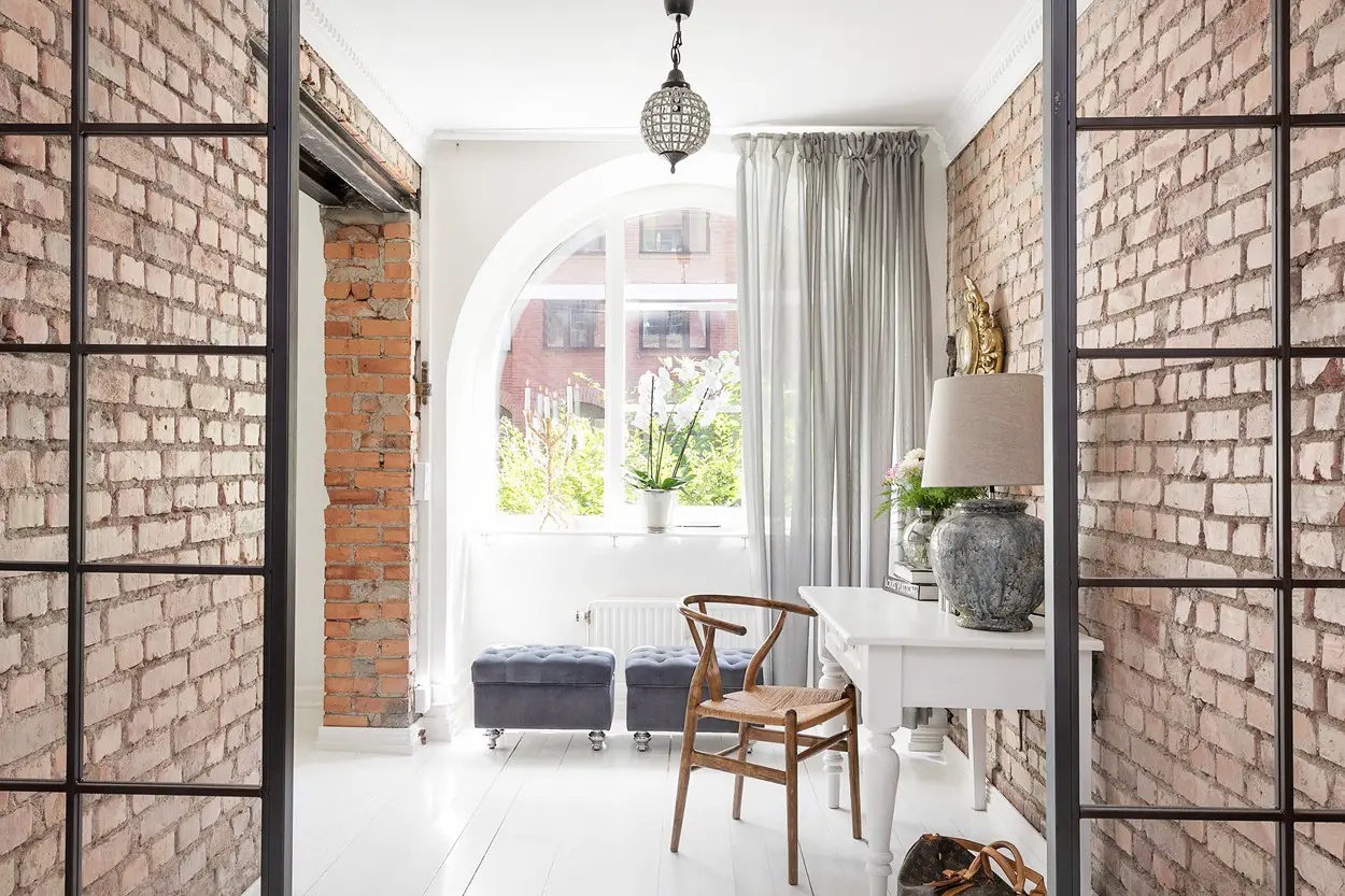 暖色调砖墙为黑白空间增色-14