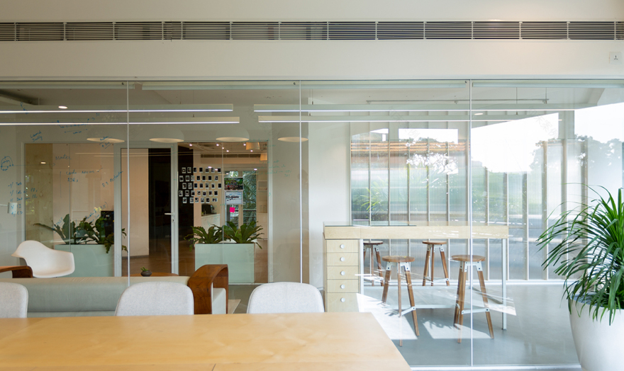 极简自然光下的开放办公空间-30