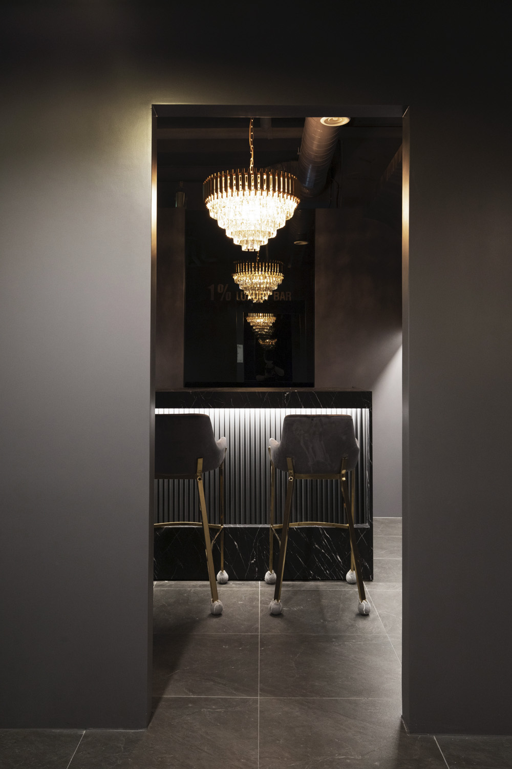 高级黑 | 巴塞罗那 1% 餐厅的惊艳室内设计-20