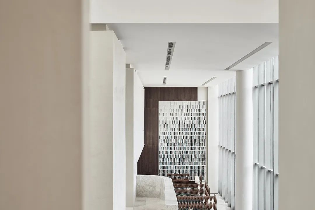 中南置地临沂林樾展示中心 | 原始美感的空间艺术-40