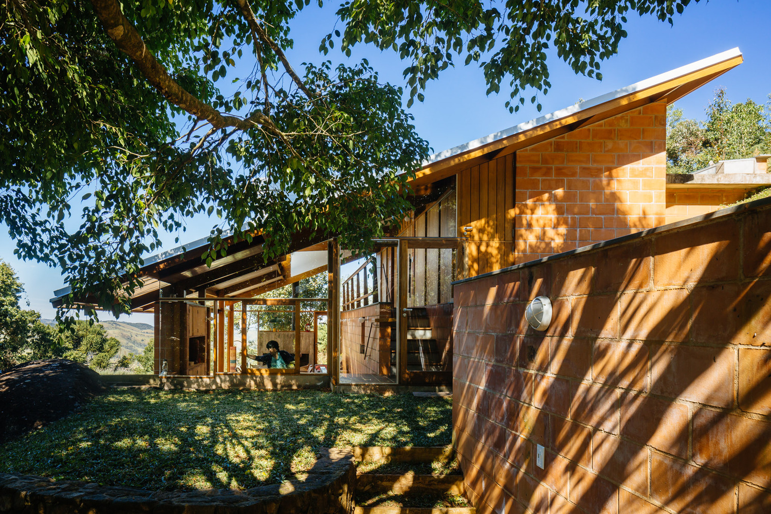 巴西半山坡住宅——自然与设计的完美融合-12