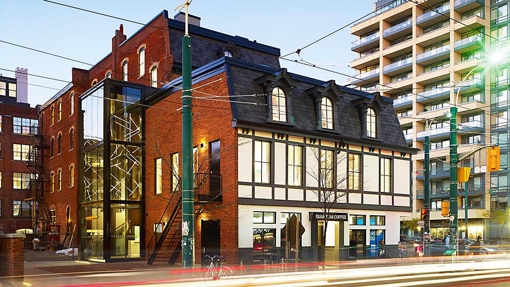 古韵新生 | Gensler 翻新 19 世纪 Tudor 建筑打造现代营销中心-1