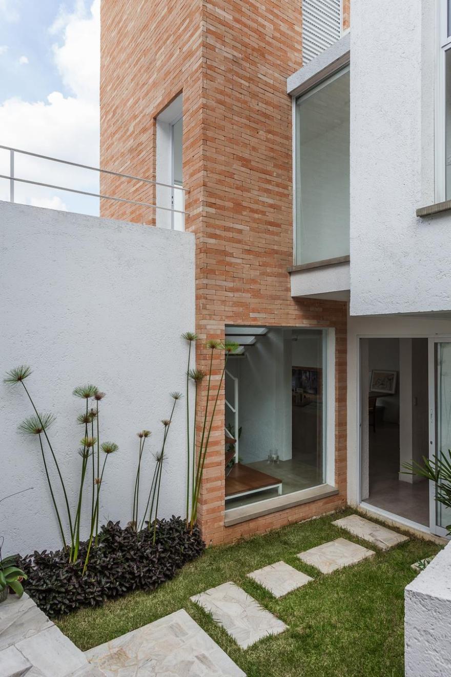 巴西梯形地块上的现代住宅设计-2