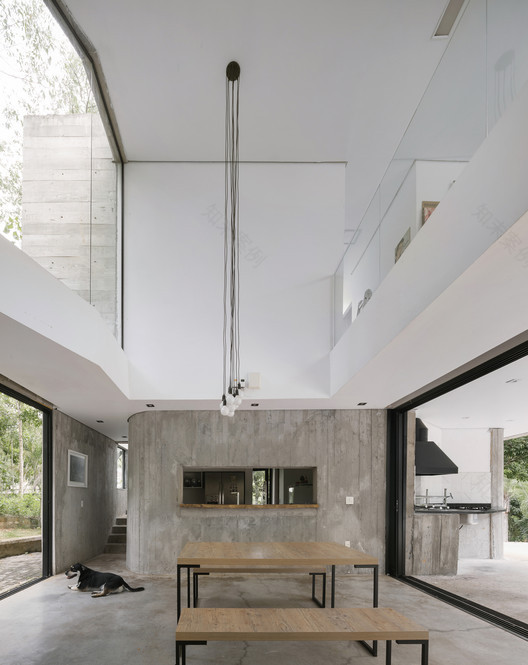 巴西 Pitanga House 森林现代混凝土别墅丨Estúdio BRA-11