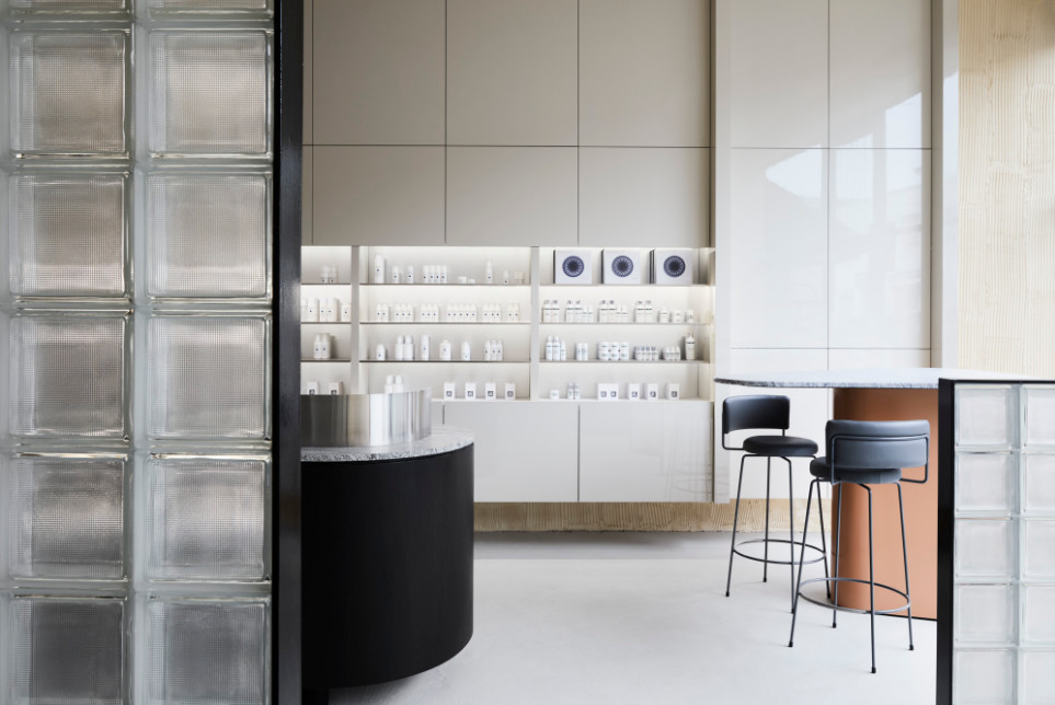 金色的;金黄色的;金的;金制的-77