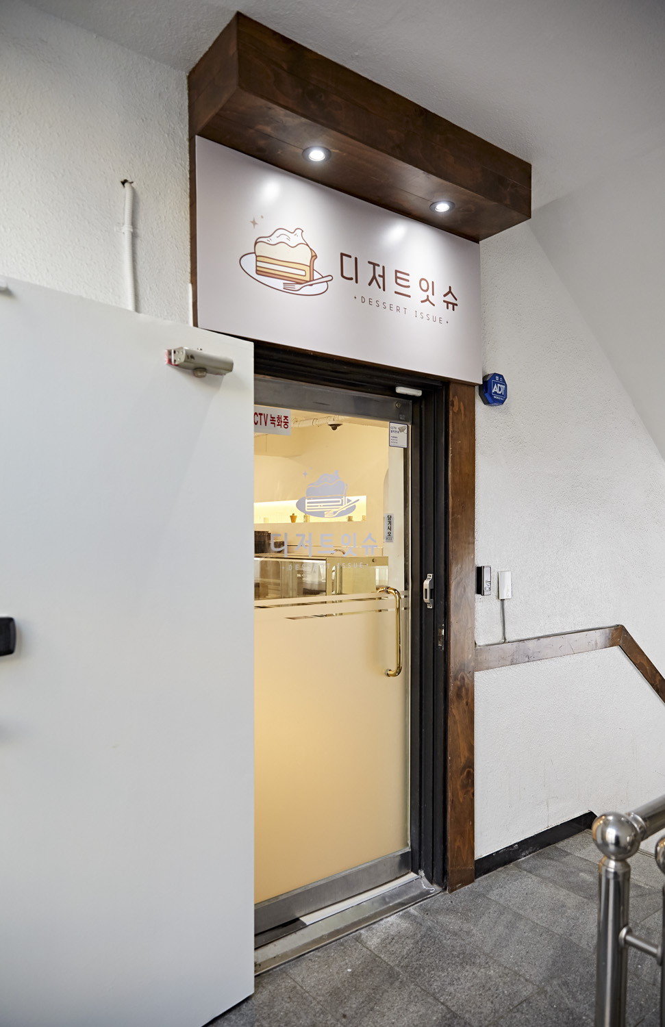 "白色与木质，打造 25 平米极简咖啡厅空间"-15