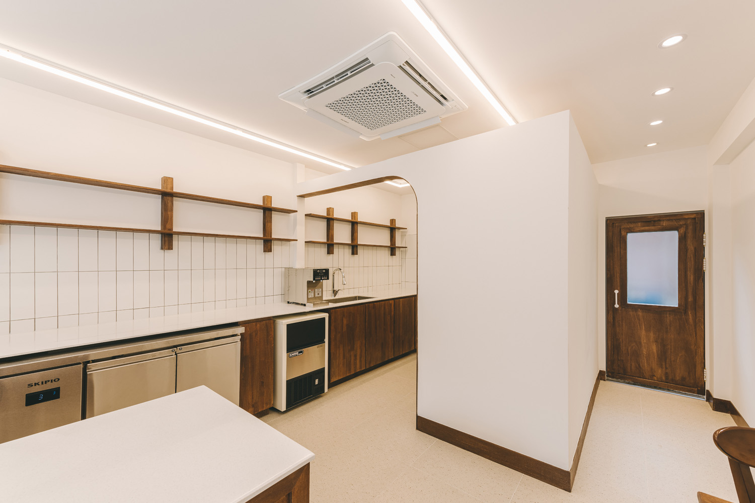 白色与木质，12 平小空间的精致设计-11