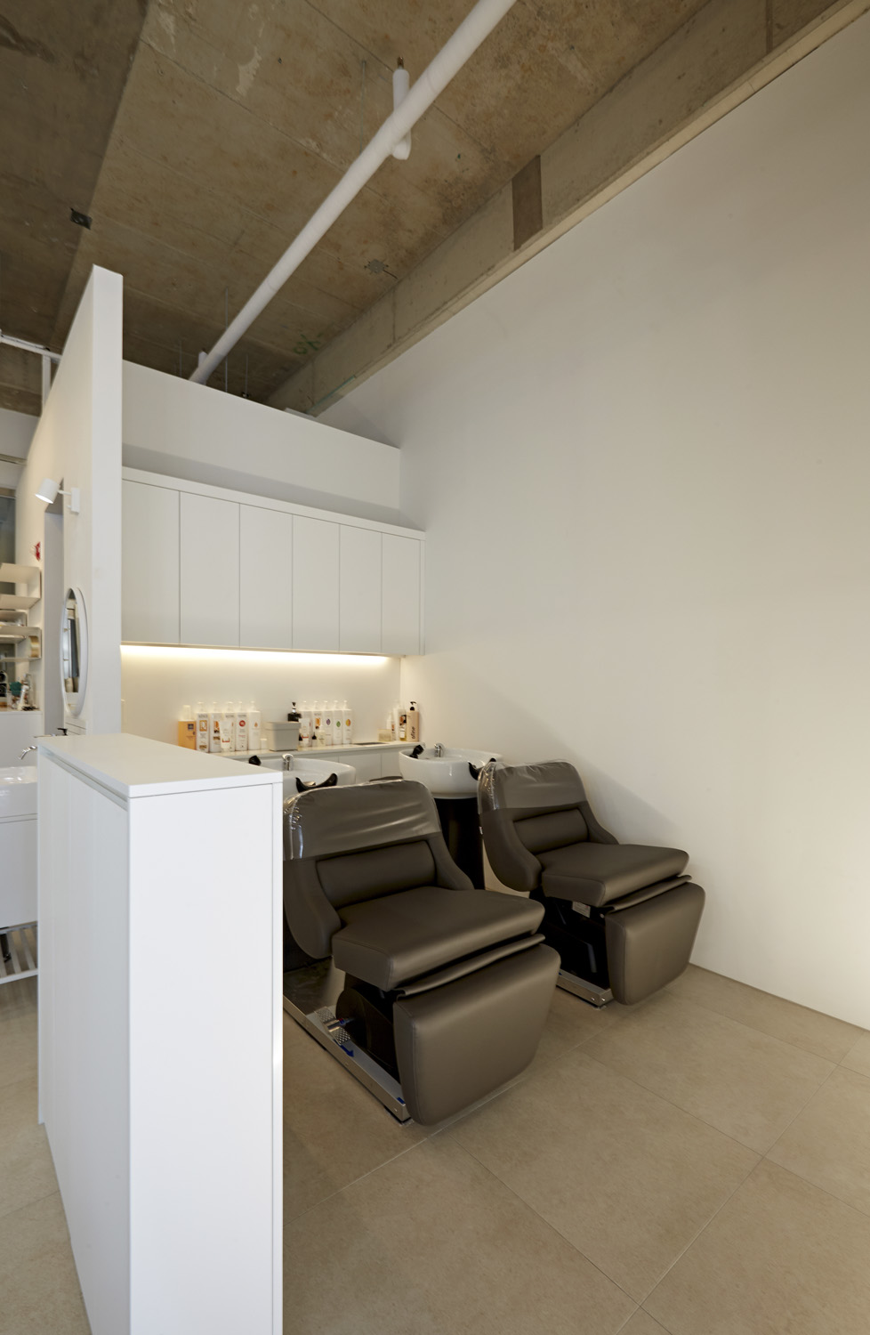 20 平米美妆店的现代风格设计-16