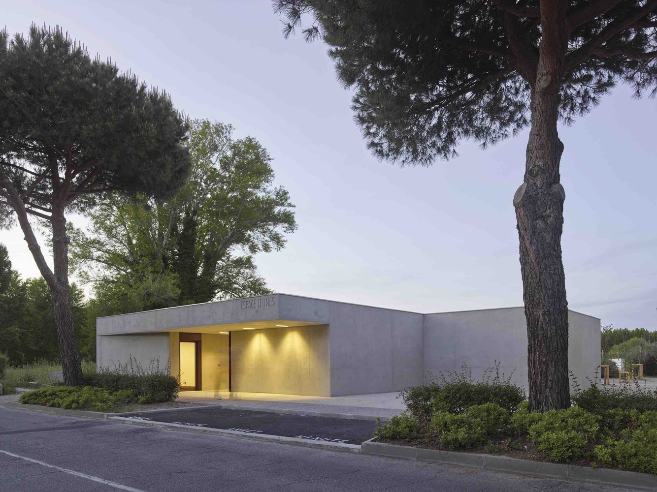 青年中心 Zakarian | 混凝土与自然的共生-63