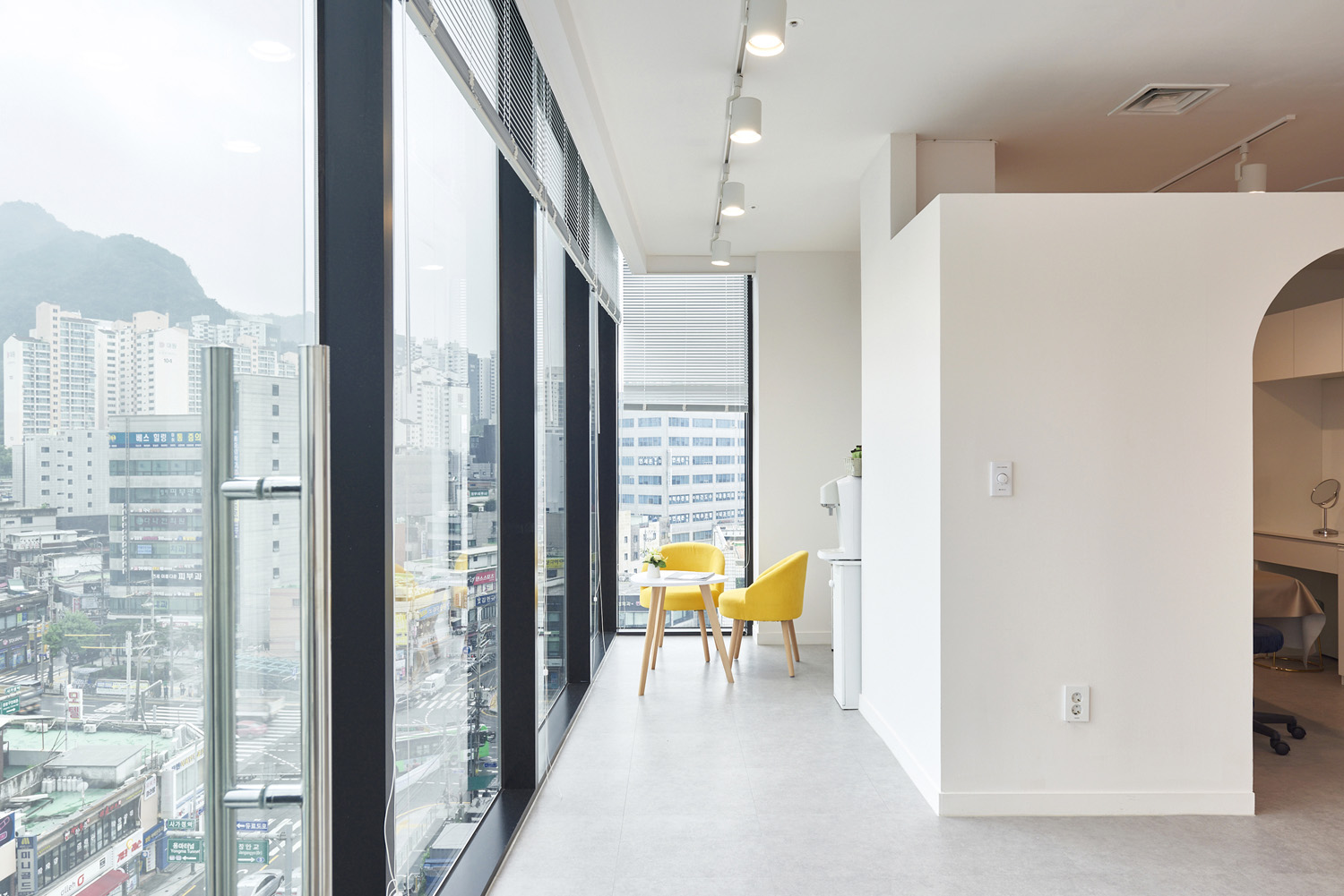 在输出标题时，可以参考以下几点 | 首先，尽量使用简洁明了的语言，直接反映案例的主题和设计特点；其次，可以尝试用一些生动有趣的词汇或短语，增加标题的吸引力；最后，如果案例中有知名的设计师或项目地点，也可以将其纳入标题中-9