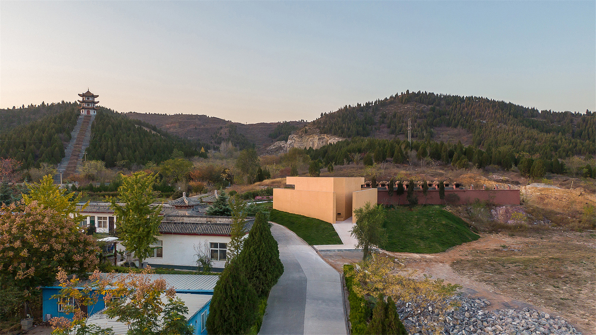 自然的回响:不朽堂·龙山陵园小礼堂丨中国焦作丨Studio 10-12