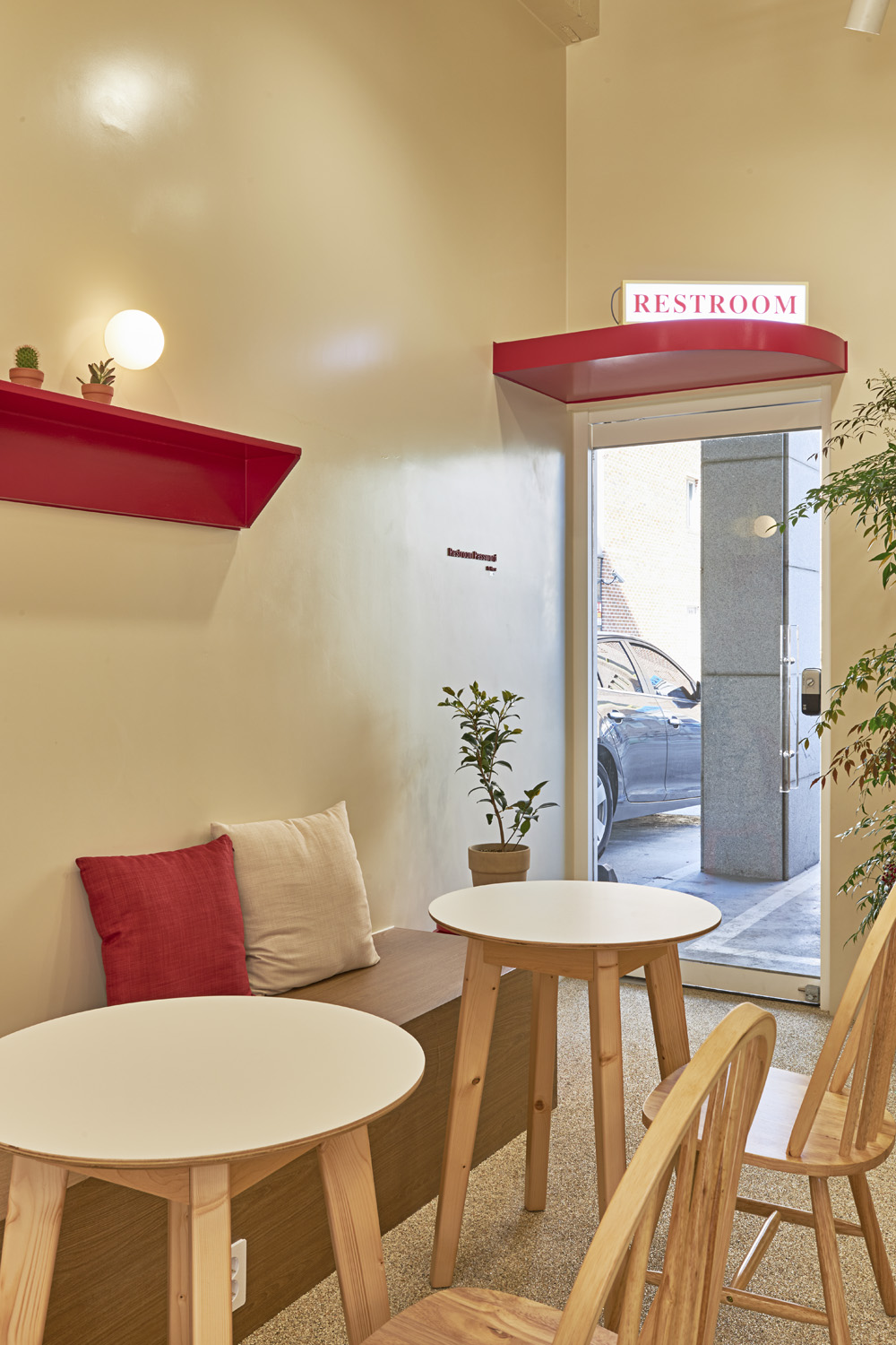 魅力无限的白色木纹 | 莱兹奥凡的 22 平米小型咖啡厅设计-17