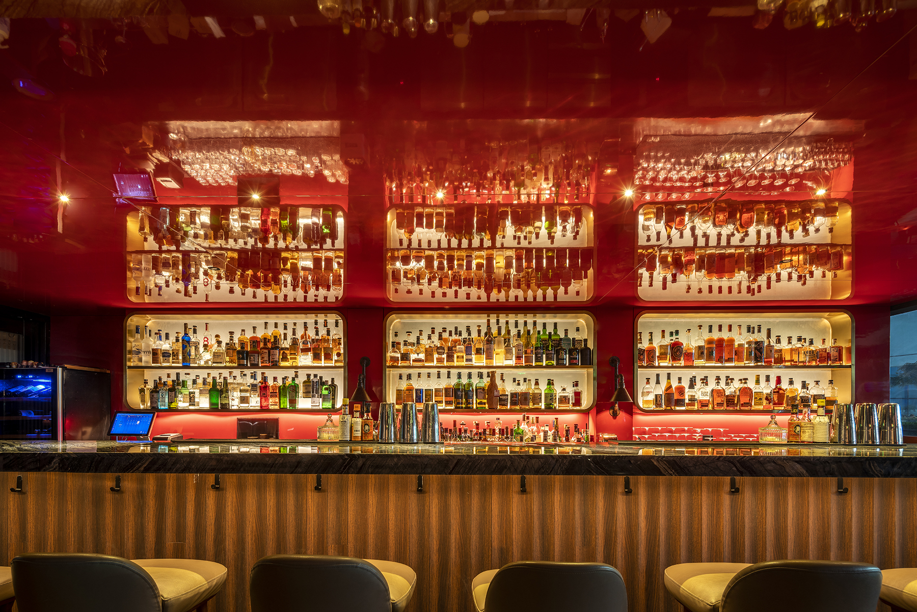 炫目的红 · 酒吧中的私密空间设计-4
