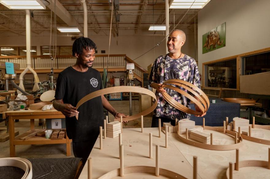 伯克斯与肯塔基学生共创突破传统工艺品-5