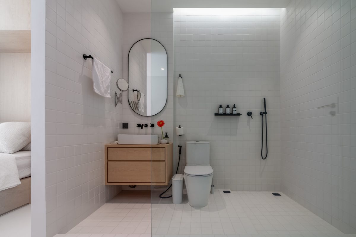 บ้านมินิมอล ของคู่รักนักออกแบบภายใต้กำแพงสีขาวสองผืน - room-17