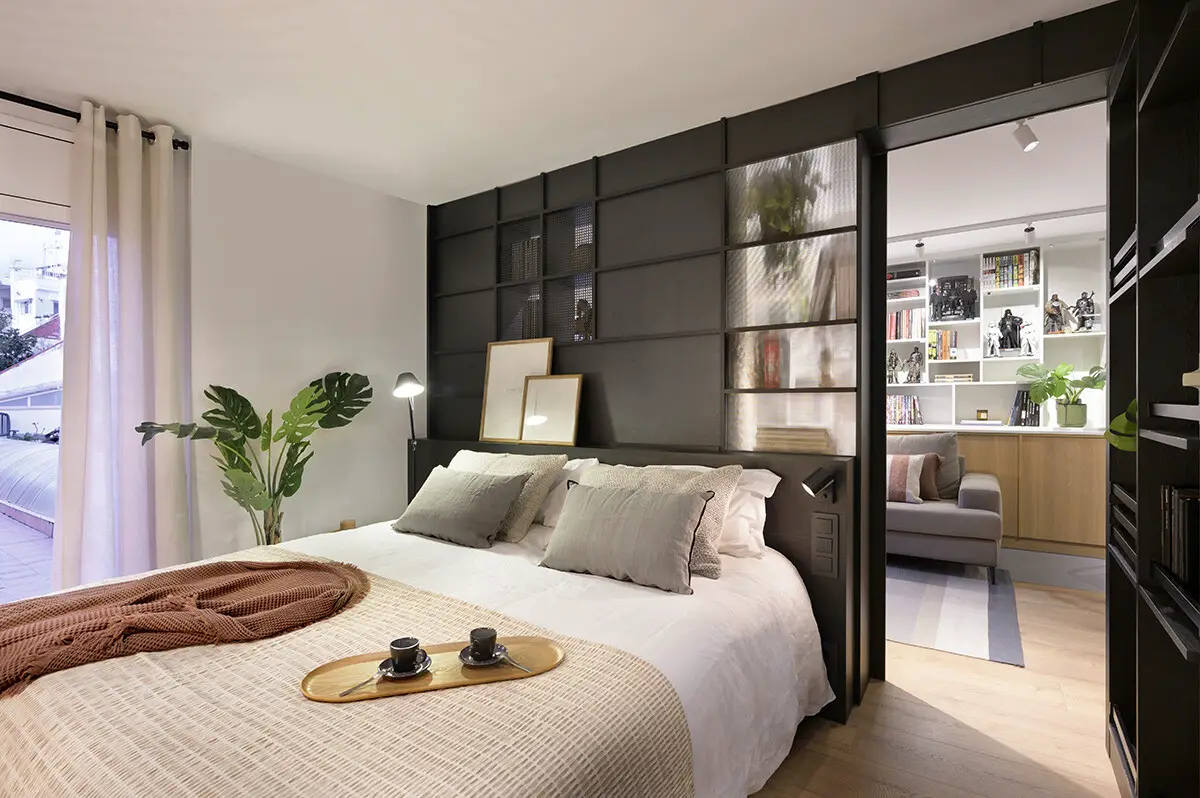 黑色图书馆墙设计，52m2 公寓变身超英雄收藏之家-10