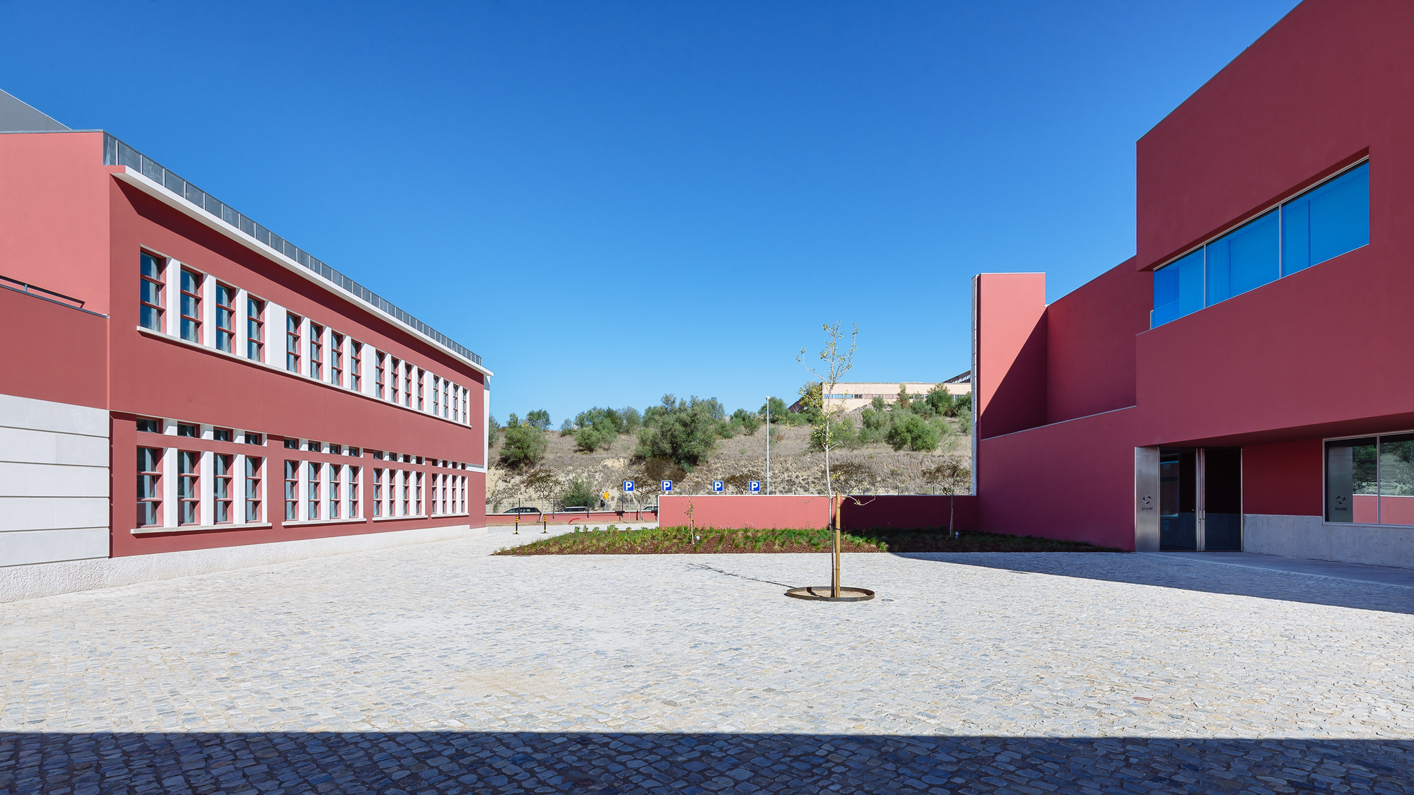 葡萄牙 Plural 药店总部物流中心,古今交融的办公建筑-44