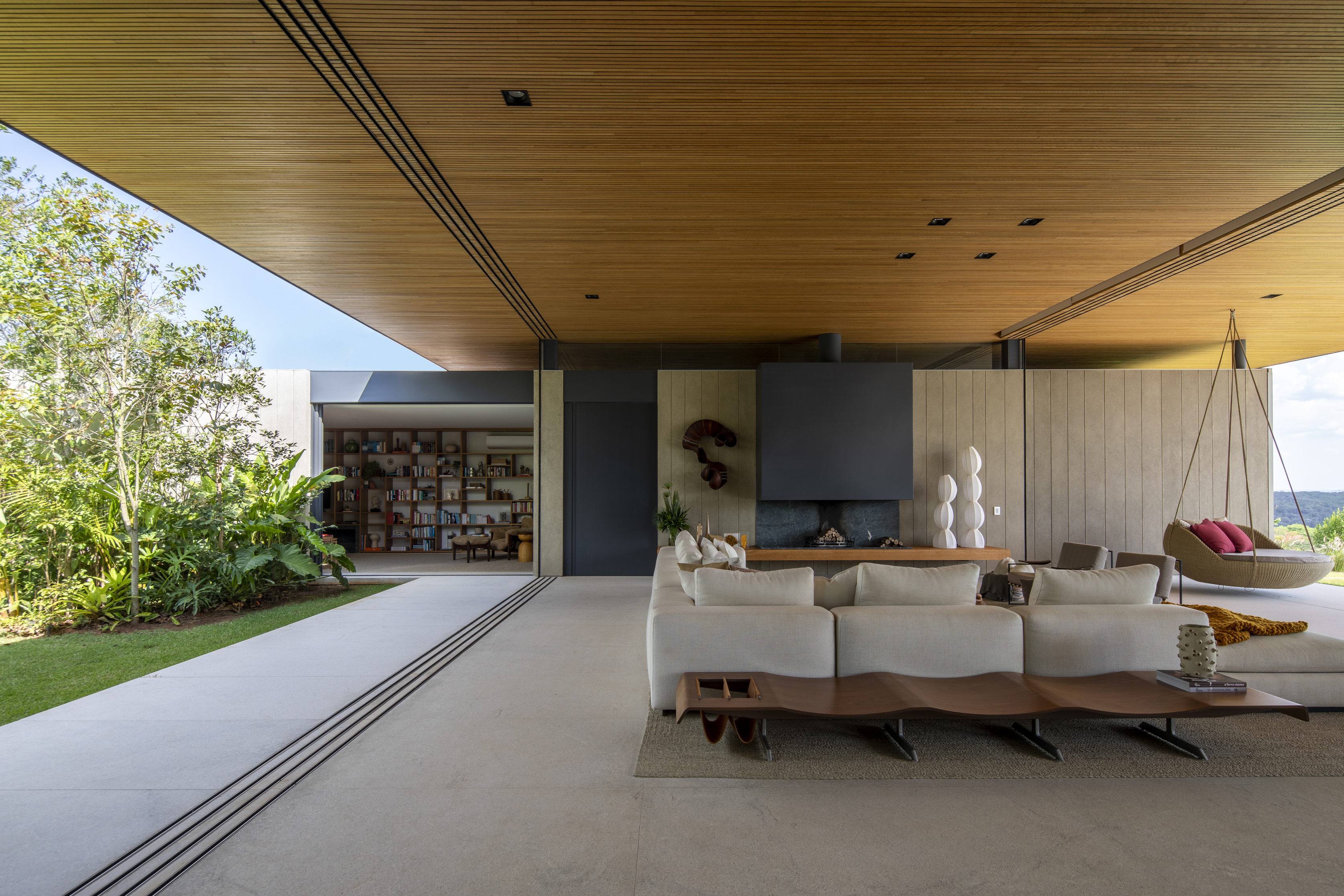 多重上市服务房源（的房屋）

注：MLS是Multiple Listing Service的缩写，即多重上市服务，是一种房地产行业的房源共享系统所以MLS House指纳入该系统里挂牌待售的房屋   丨Cape VerdePaul-30