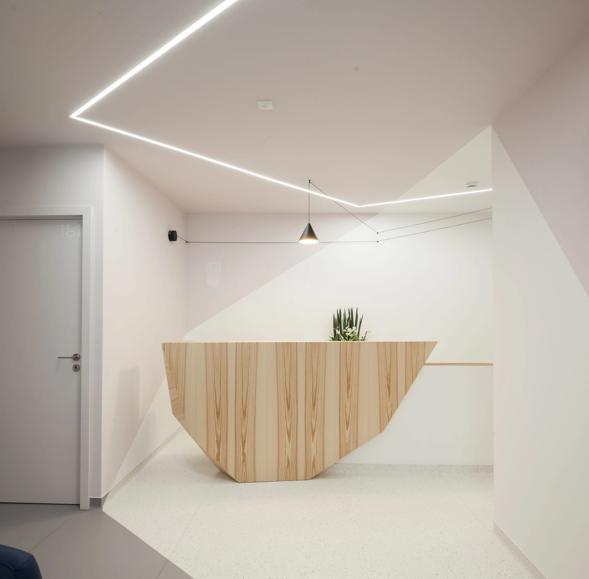 阿尔弗雷多·奎罗斯牙科诊所丨Portugal丨Galeria Gabinete-15