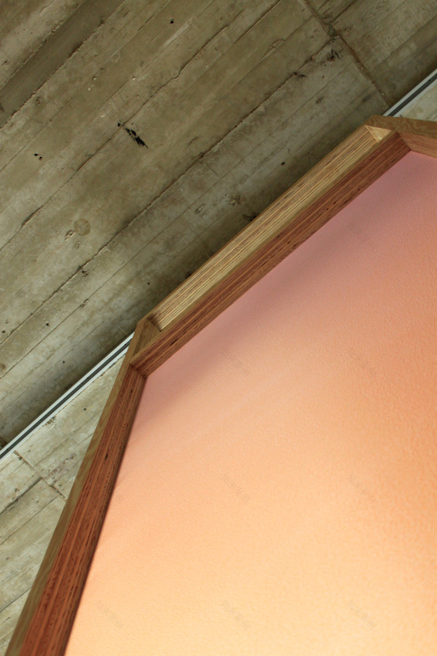 阿姆斯特丹酒店木制浴缸与天空屏幕打造禅意空间-24