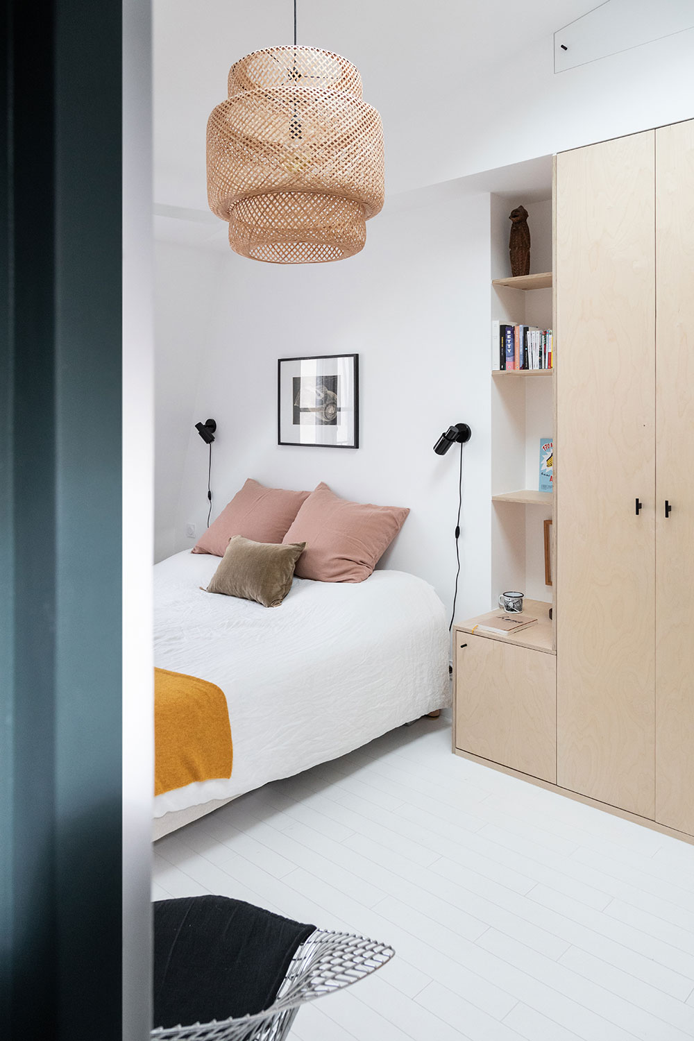 巴黎白色公寓 | 明亮装饰与绿色厨房的巧妙融合-16