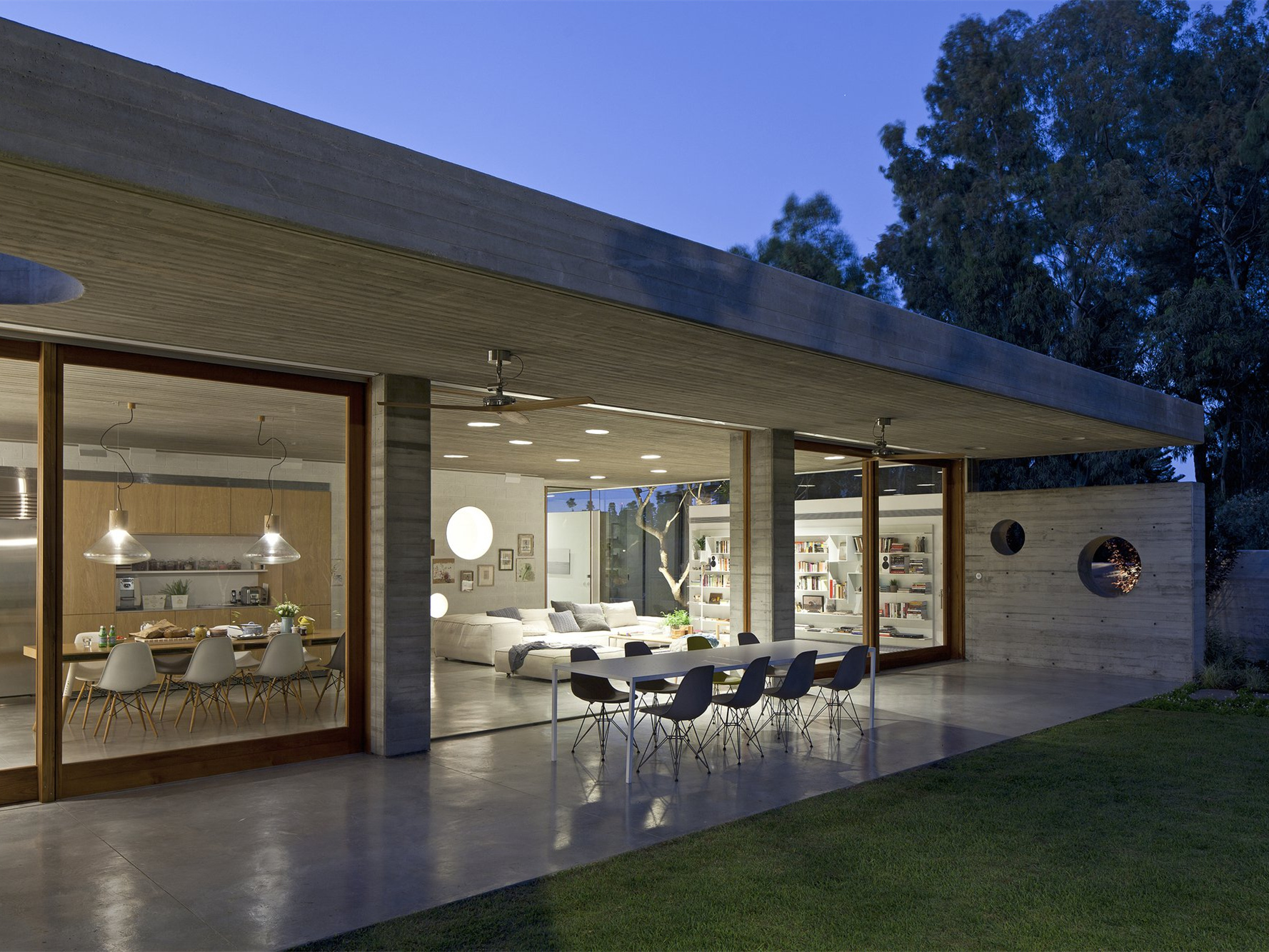 混凝土与原木的现代空灵别墅-8