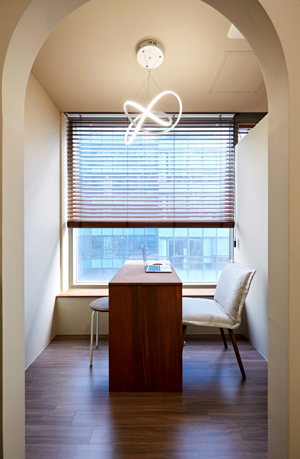 白色与木质的和谐共处，打造舒适 6 星级运动中心-11