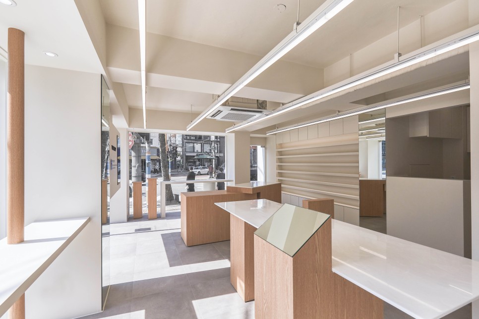 白色与木质，打造 15 平米眼镜店的极简魅力-7