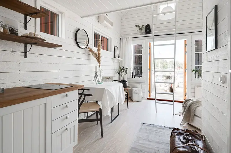 海边 15m²迷你小屋，纯白 Scandi 风设计惊艳-7