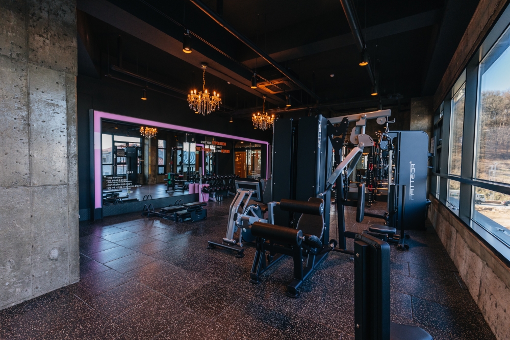 韩国 HUE 健身中心 2 号店 | 极简现代设计，500 平米大型健身空间-3