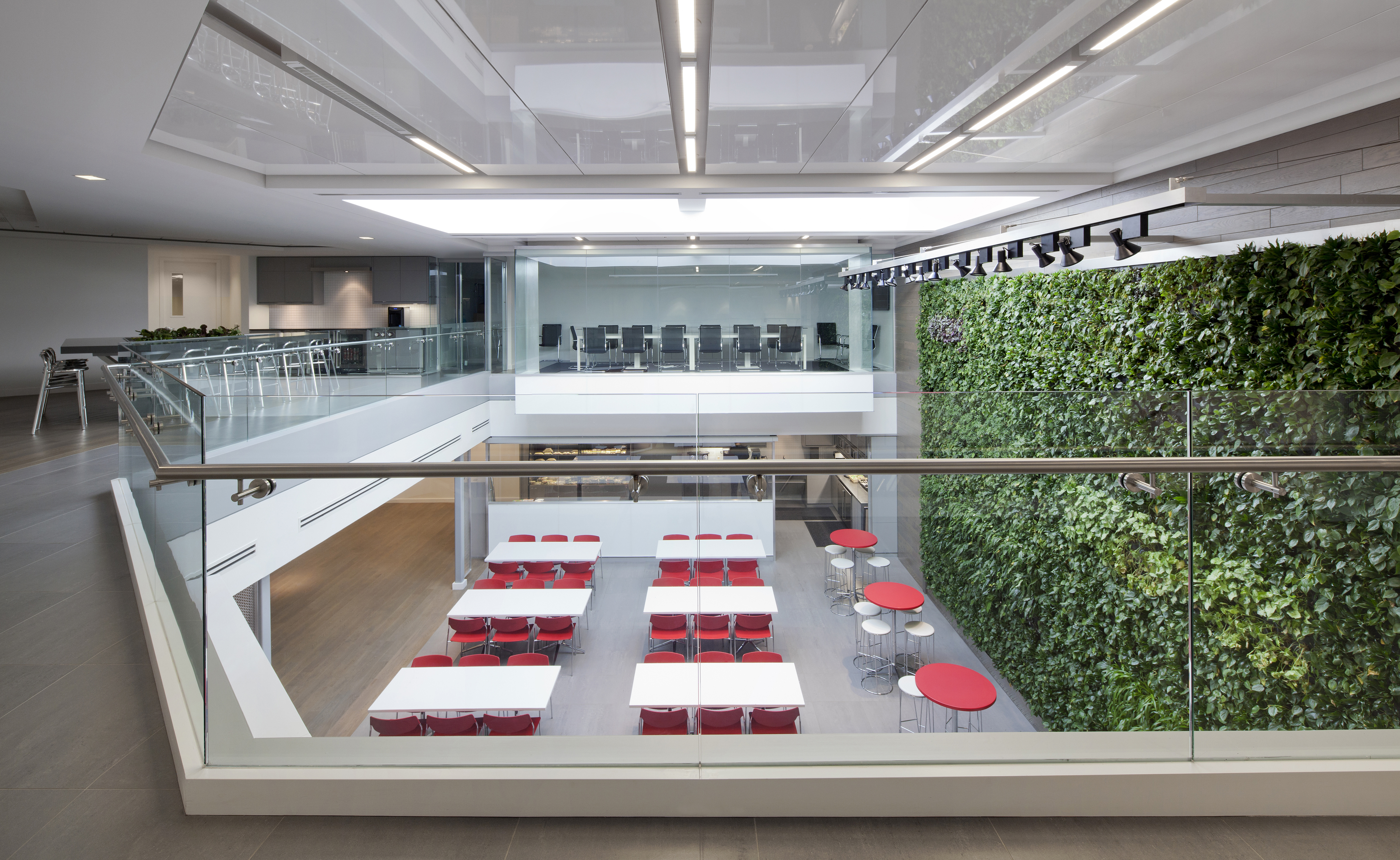 摩登 Luxottica 集团办公室 | 红白灰演绎高效工作环境-26