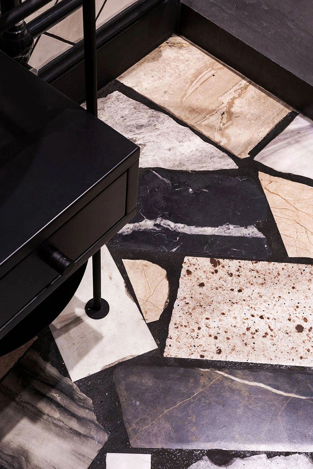 多彩不规则布局公寓，大胆壁纸打造现代时尚空间-20