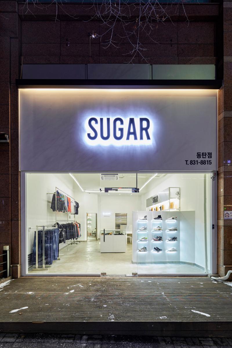 SUGAR 时尚简约 18 平米服装店设计-2