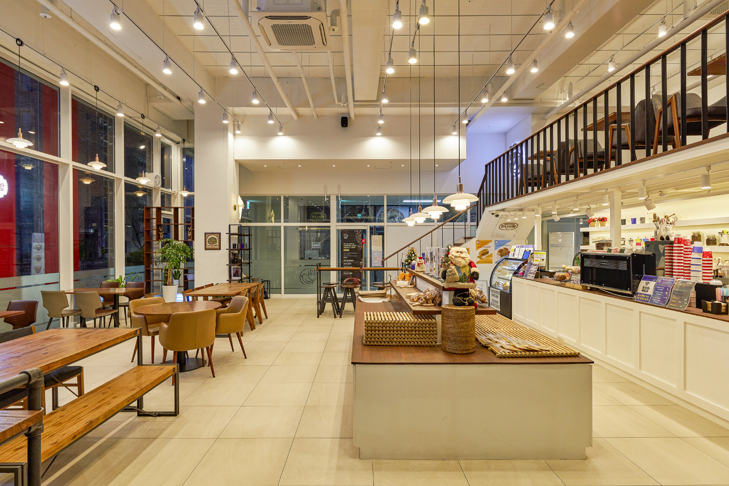 现代时尚的 Bluiverd 多层次贝壳蛋糕咖啡厅设计-6