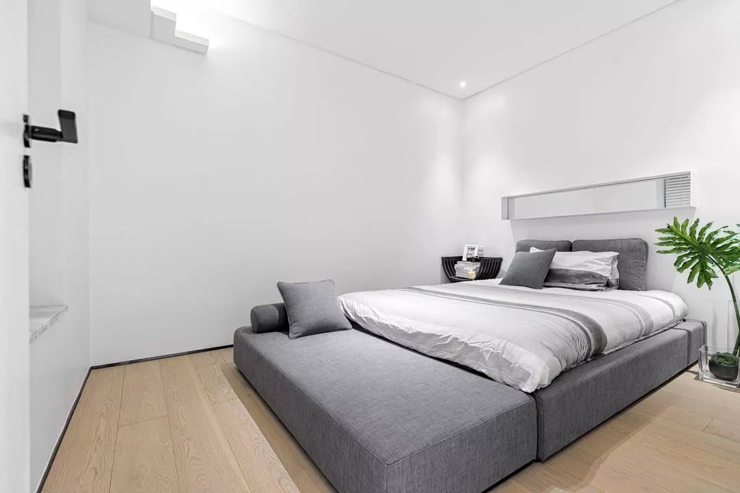 巧妙运用极简风让48㎡老城区小房呈现室内室外“格格不入”  李友友-8