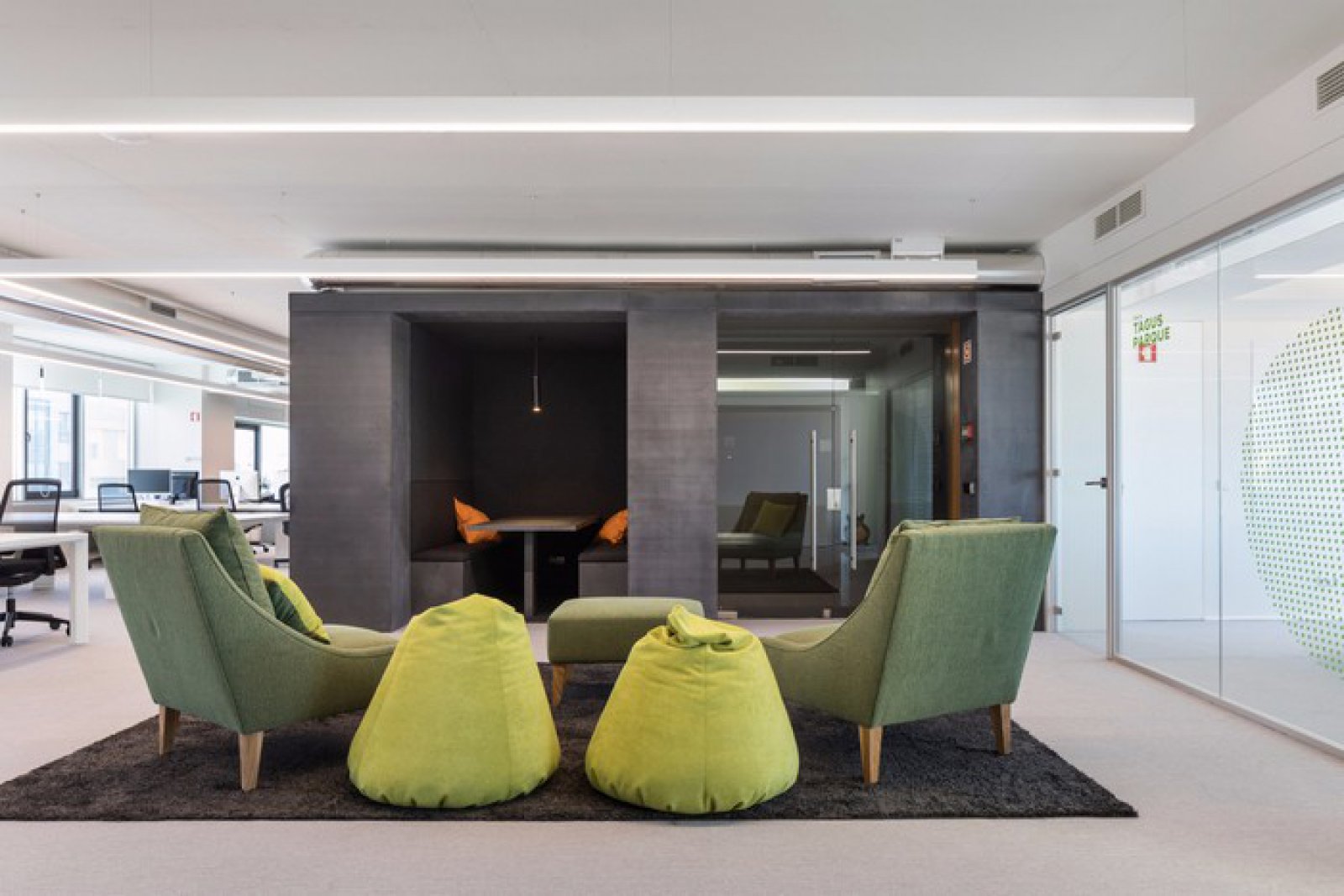 葡萄牙里斯本现代水泥风办公空间-5