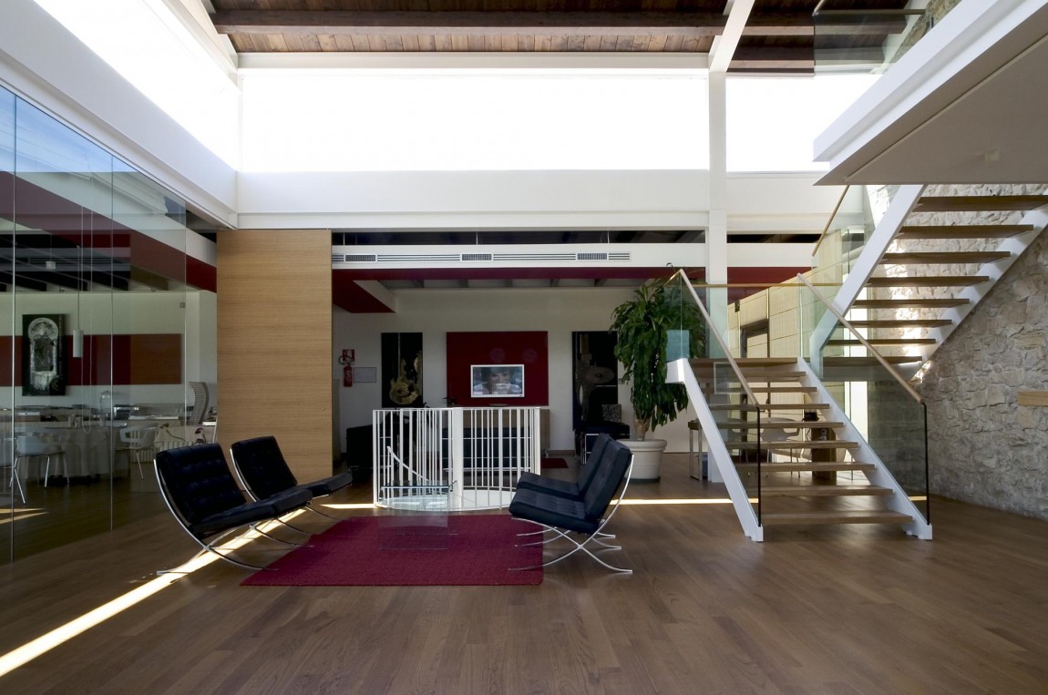 The Iconic Barcelona Chair Featured In Stylish Interior Designs-5