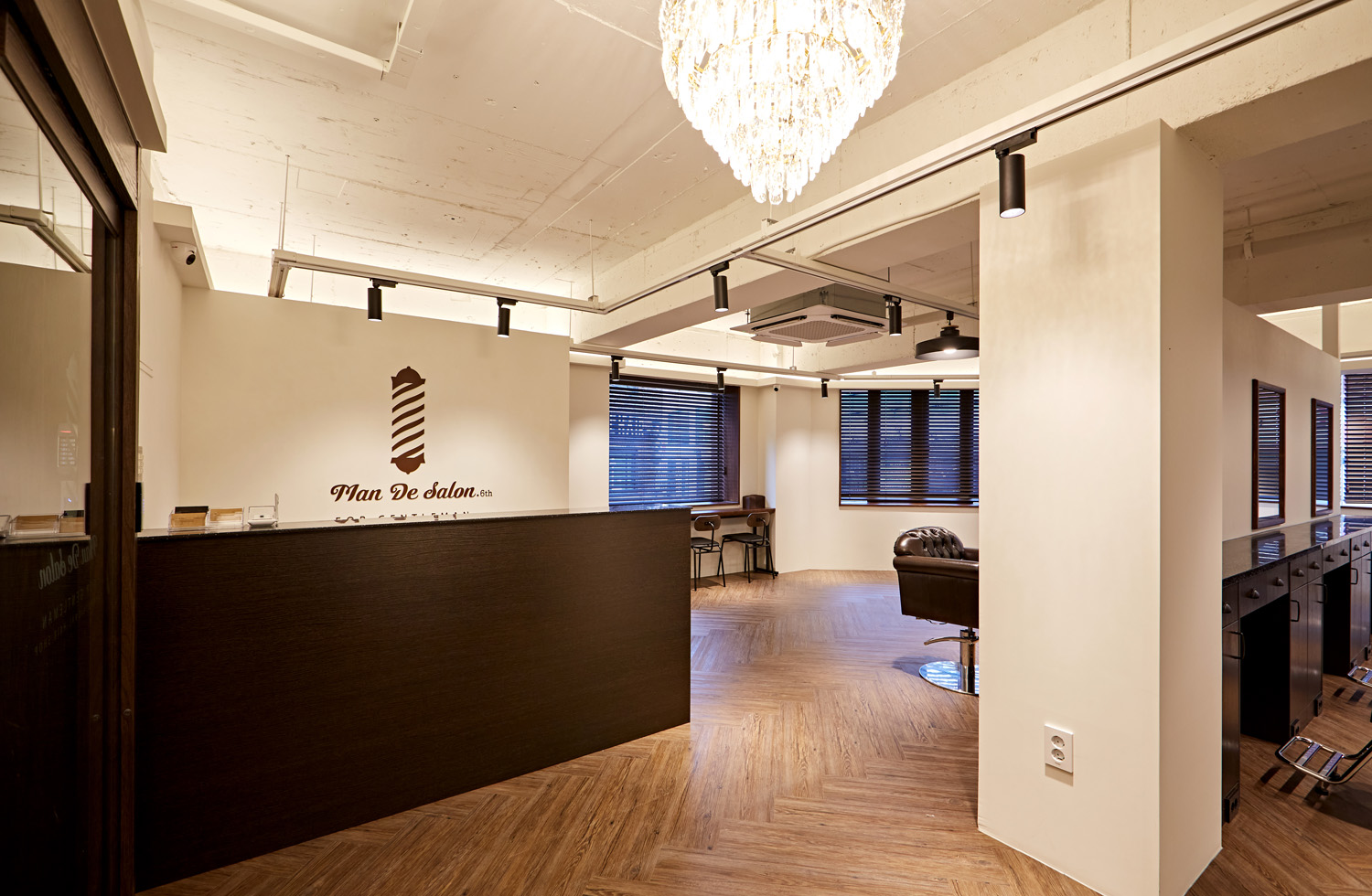 白色与木质，35 平米男士美容室内设计-3