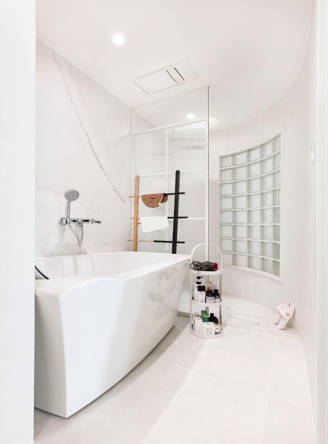 弧形长廊引导的现代家居设计-47