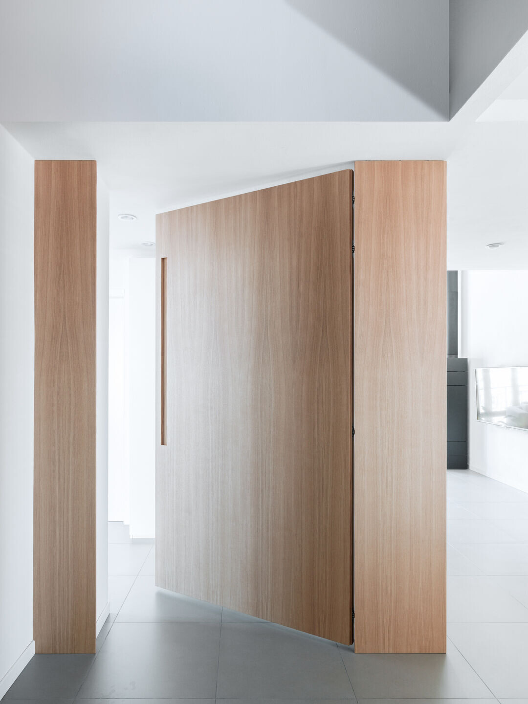 意大利 90 年代公寓转型之作，中岛家具成空间主角-15