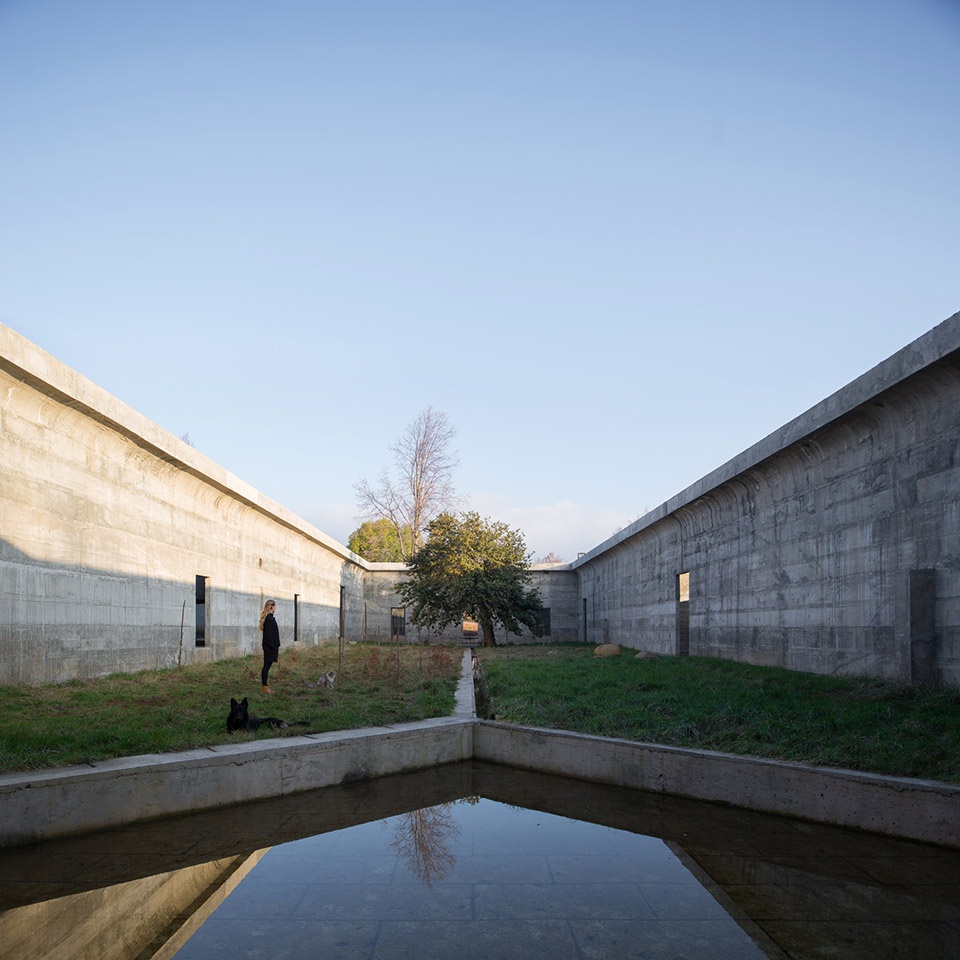 Luna 住宅 | 智利山脉下的几何庭院群 / Pezo von Ellrichshausen-17