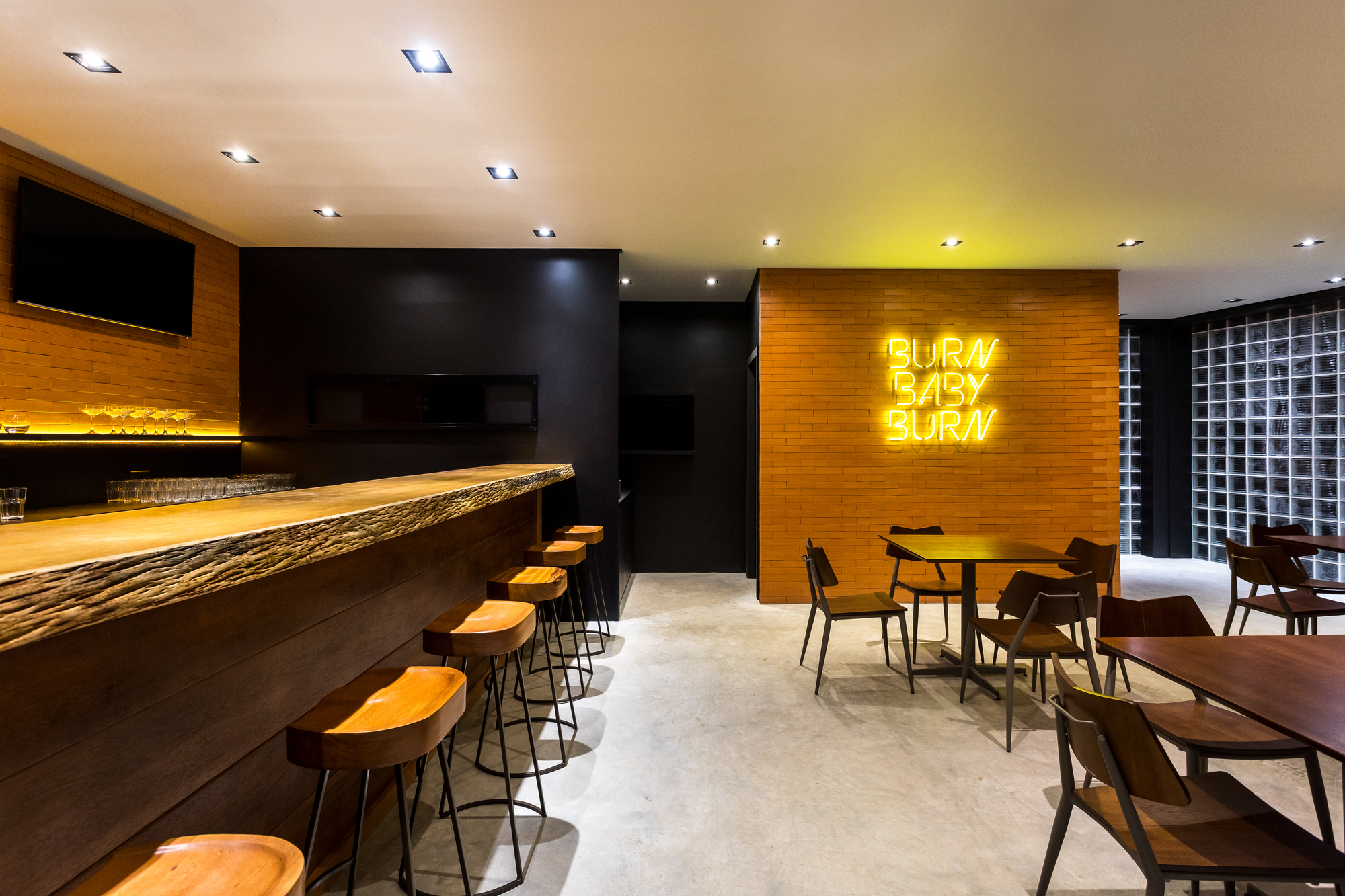 Flame Casual Bar / Giuliano Marchiorato Arquitetos-24