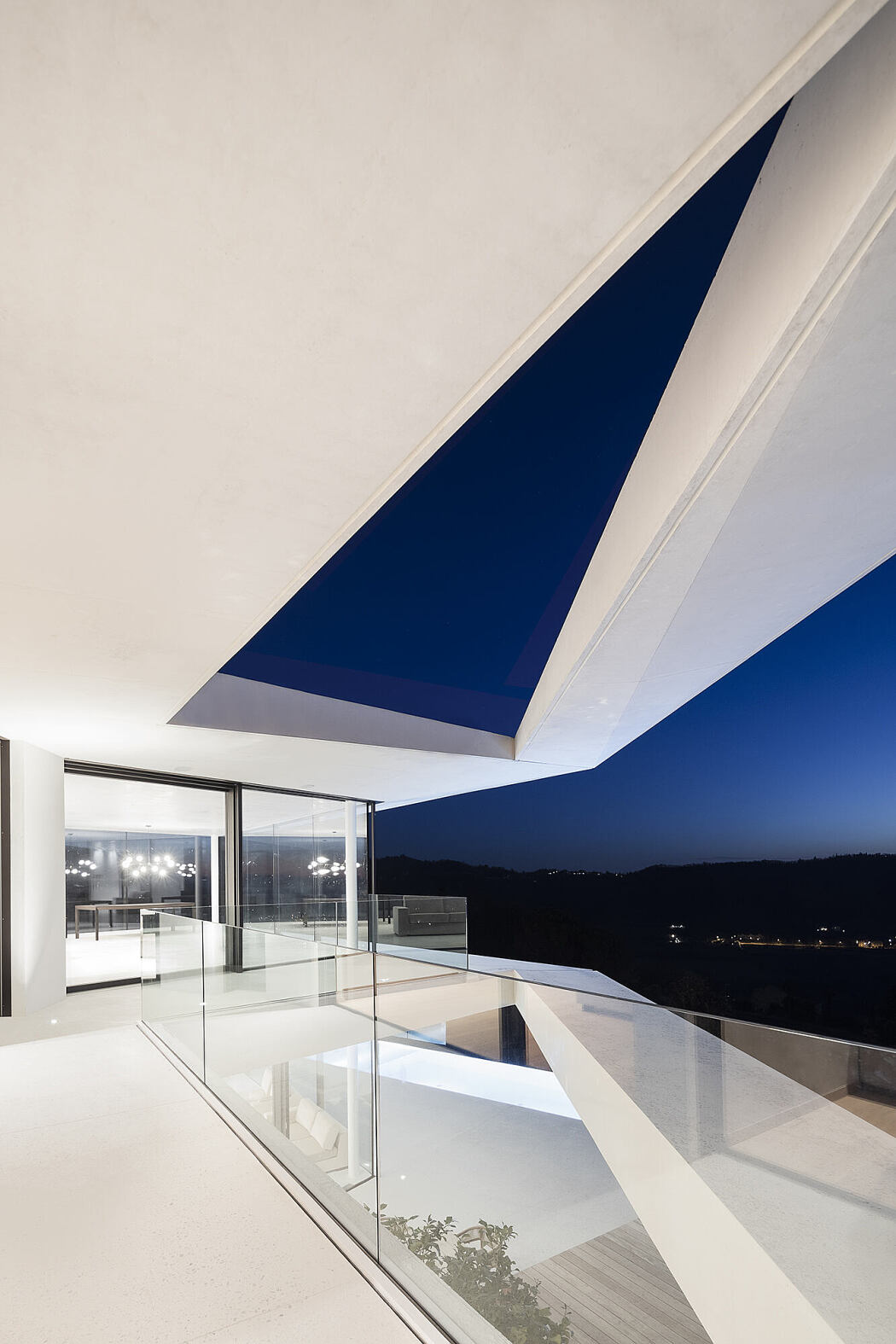 意大利湖景别墅，极简主义与自然的完美结合-8